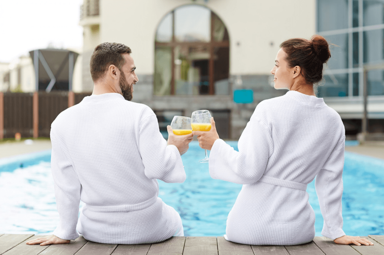 Toast romantique d'un couple dans un spa de luxe
