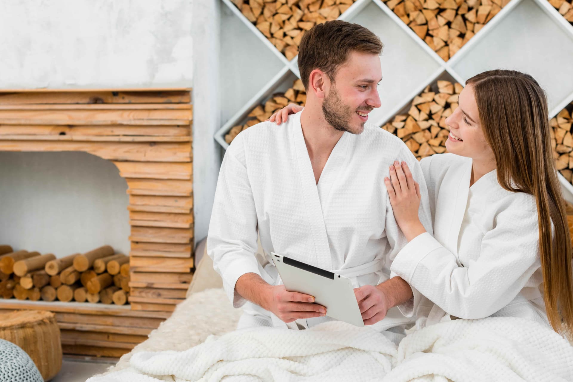 Couple en peignoir profitant d’un séjour romantique