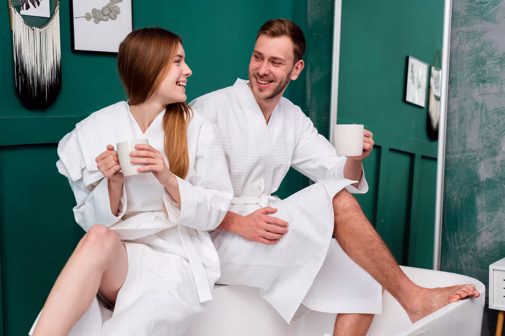 Couple choisissant entre un centre aquatique collectif et un spa privatif