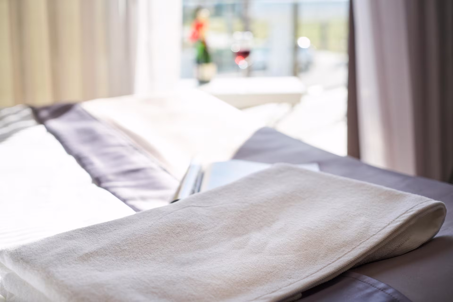 Couple choisissant un hôtel spa en Ardèche pour leur love room