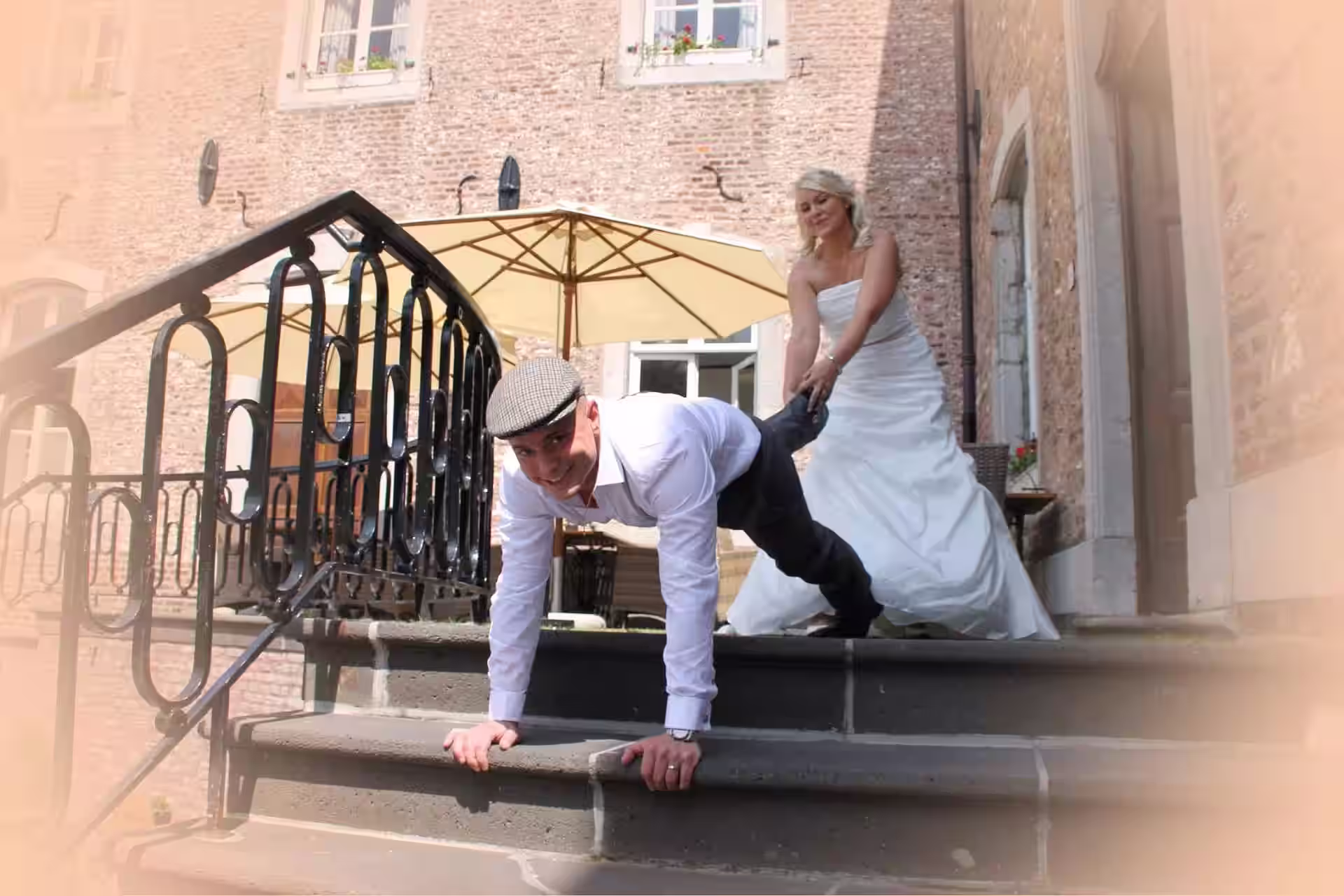 Couple partageant un moment de complicité et de jeux lors d'un séjour romantique
