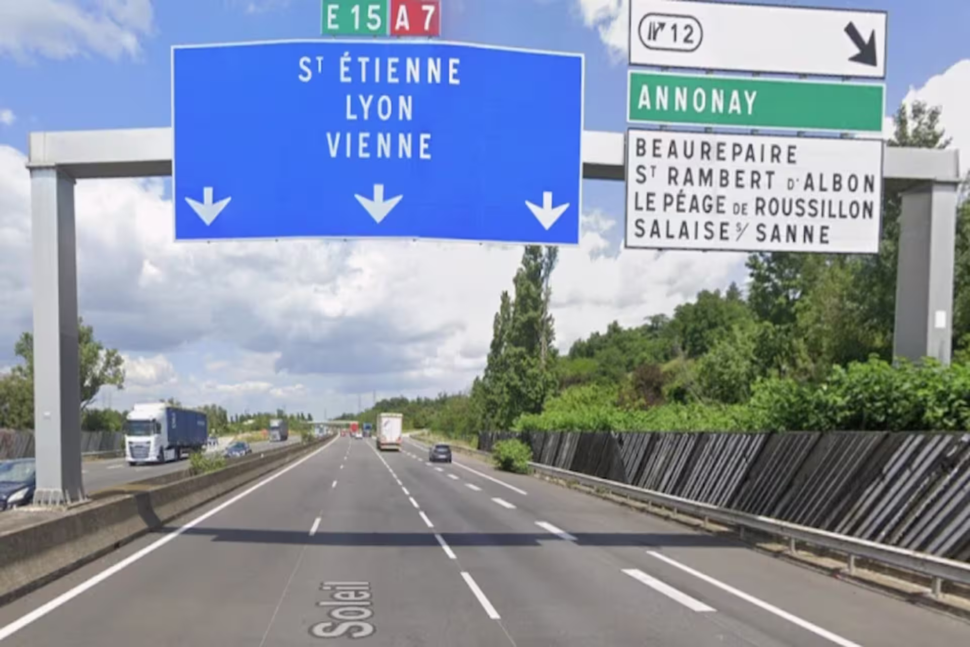 Couple faisant une pause détente en jacuzzi privatif près de l'A7 à Chanas