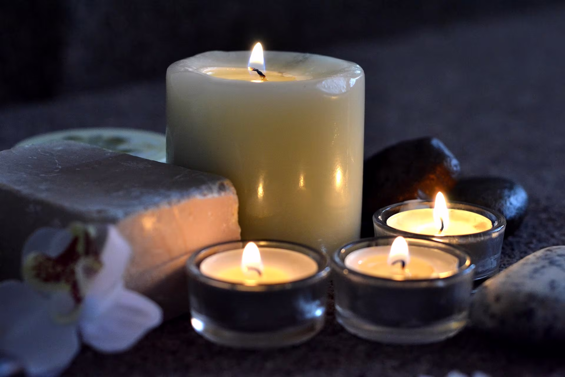 Couple comparant une love room et un hôtel spa en Ardèche
