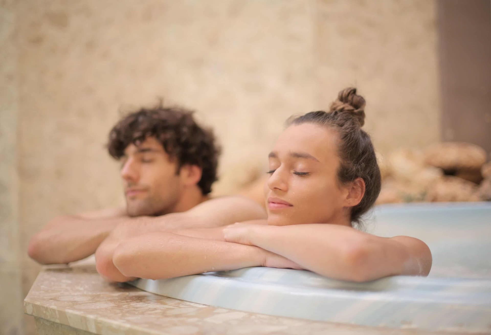 Ambiance feutrée d'un spa privatif prêt à accueillir un couple en journée