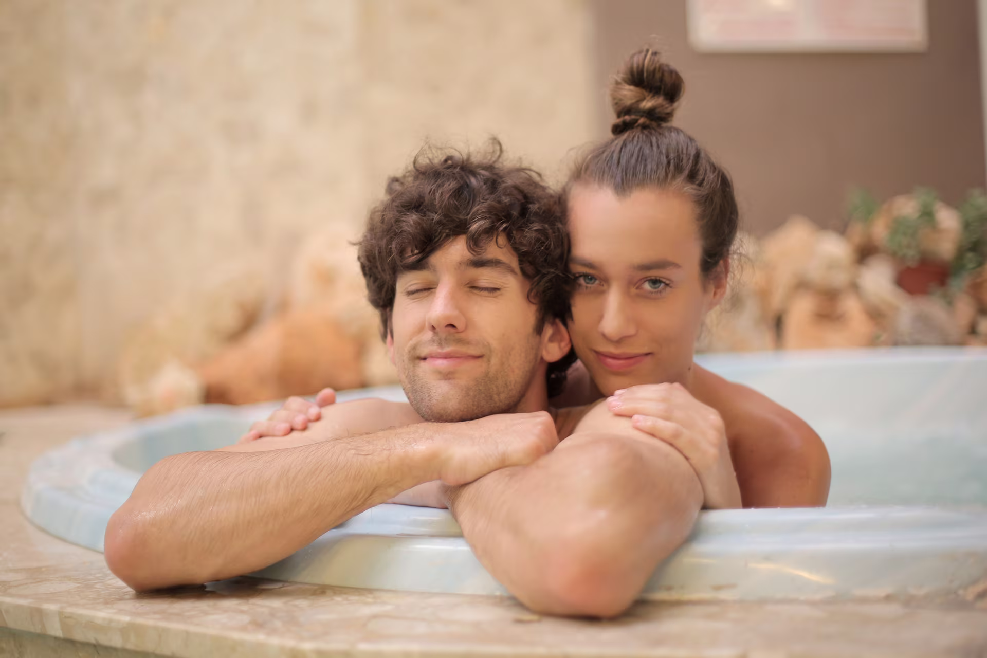 Couple recherchant un spa privatif journée autour de soi
